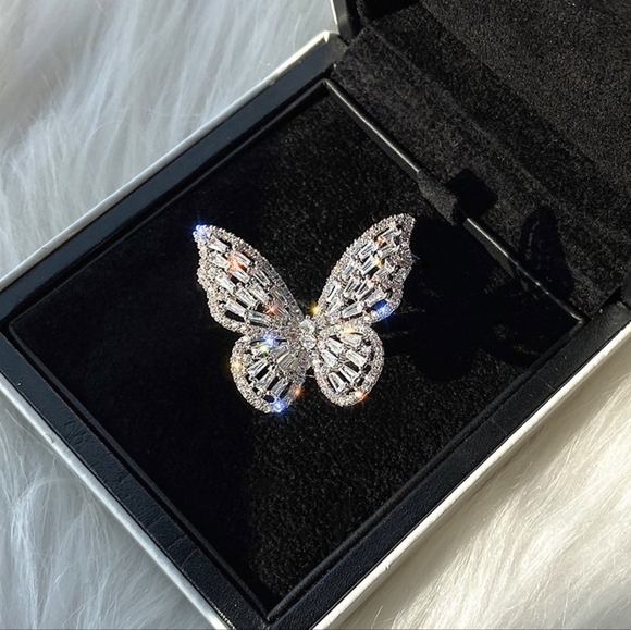 ⭐️Host Pick⭐️Lux Silver Crystal Butterfly Ring - Picture 3 of 4